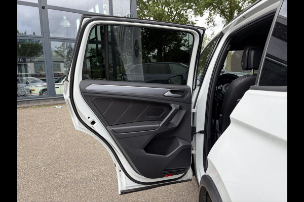 Volkswagen Tiguan 1.5 TSI ACT Highline Business R VAN: 30.900,- VOOR: 27.877,- UW WKVOORDEEL: 3.023,- | 3X R-LINE | R-LINE BINNEN + BUITEN + ONDERSTEL | PANORAMADAK | DIGITAAL COCKPIT | ACHTERUITRIJCAMERA | ONDERHOUDSHISTORIE COMPLEET | APPLE CARPLAY | TREKHAAK