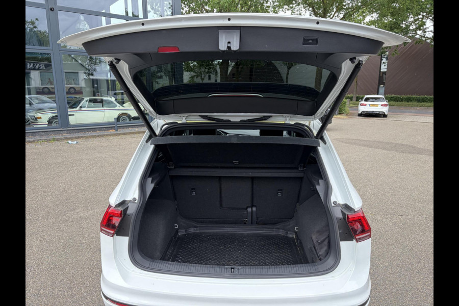 Volkswagen Tiguan 1.5 TSI ACT Highline Business R VAN: 30.900,- VOOR: 27.877,- UW WKVOORDEEL: 3.023,- | 3X R-LINE | R-LINE BINNEN + BUITEN + ONDERSTEL | PANORAMADAK | DIGITAAL COCKPIT | ACHTERUITRIJCAMERA | ONDERHOUDSHISTORIE COMPLEET | APPLE CARPLAY | TREKHAAK