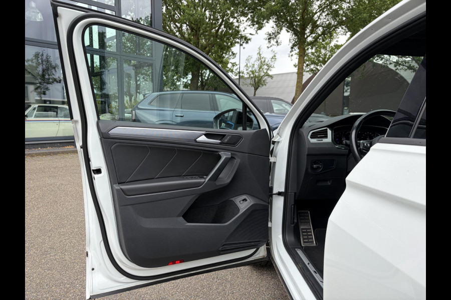 Volkswagen Tiguan 1.5 TSI ACT Highline Business R VAN: 30.900,- VOOR: 27.877,- UW WKVOORDEEL: 3.023,- | 3X R-LINE | R-LINE BINNEN + BUITEN + ONDERSTEL | PANORAMADAK | DIGITAAL COCKPIT | ACHTERUITRIJCAMERA | ONDERHOUDSHISTORIE COMPLEET | APPLE CARPLAY | TREKHAAK