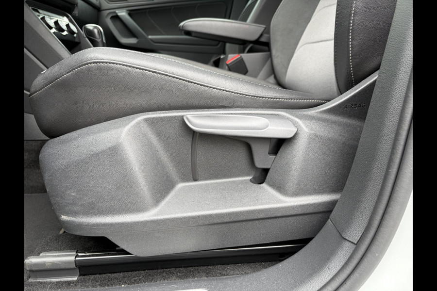 Volkswagen Tiguan 1.5 TSI ACT Highline Business R VAN: 30.900,- VOOR: 27.877,- UW WKVOORDEEL: 3.023,- | 3X R-LINE | R-LINE BINNEN + BUITEN + ONDERSTEL | PANORAMADAK | DIGITAAL COCKPIT | ACHTERUITRIJCAMERA | ONDERHOUDSHISTORIE COMPLEET | APPLE CARPLAY | TREKHAAK