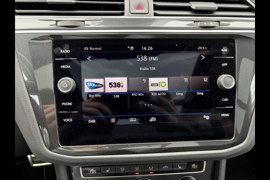 Volkswagen Tiguan 1.5 TSI ACT Highline Business R VAN: 30.900,- VOOR: 27.877,- UW WKVOORDEEL: 3.023,- | 3X R-LINE | R-LINE BINNEN + BUITEN + ONDERSTEL | PANORAMADAK | DIGITAAL COCKPIT | ACHTERUITRIJCAMERA | ONDERHOUDSHISTORIE COMPLEET | APPLE CARPLAY | TREKHAAK