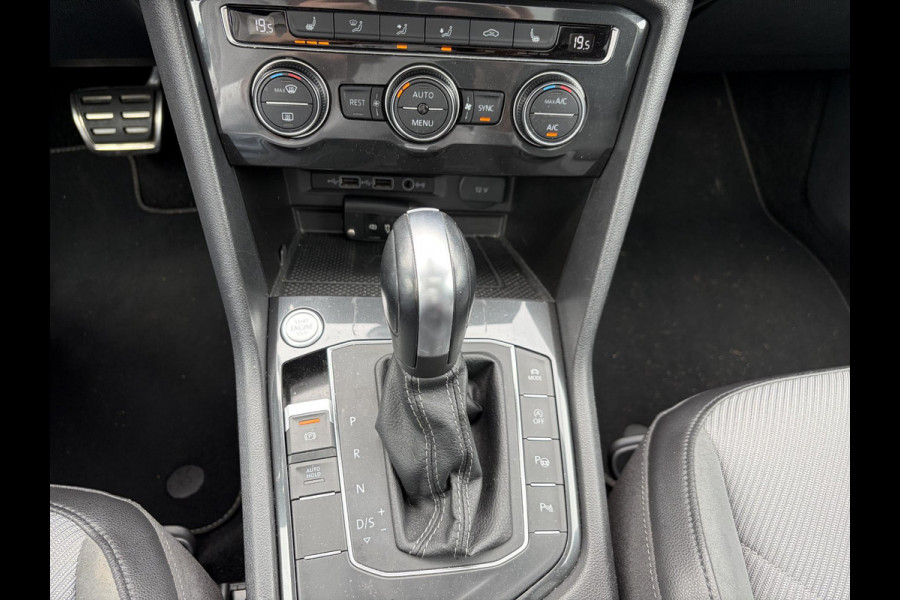 Volkswagen Tiguan 1.5 TSI ACT Highline Business R VAN: 30.900,- VOOR: 27.877,- UW WKVOORDEEL: 3.023,- | 3X R-LINE | R-LINE BINNEN + BUITEN + ONDERSTEL | PANORAMADAK | DIGITAAL COCKPIT | ACHTERUITRIJCAMERA | ONDERHOUDSHISTORIE COMPLEET | APPLE CARPLAY | TREKHAAK