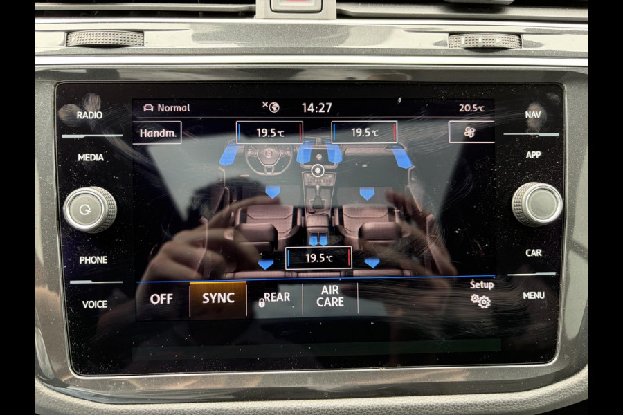 Volkswagen Tiguan 1.5 TSI ACT Highline Business R VAN: 30.900,- VOOR: 27.877,- UW WKVOORDEEL: 3.023,- | 3X R-LINE | R-LINE BINNEN + BUITEN + ONDERSTEL | PANORAMADAK | DIGITAAL COCKPIT | ACHTERUITRIJCAMERA | ONDERHOUDSHISTORIE COMPLEET | APPLE CARPLAY | TREKHAAK