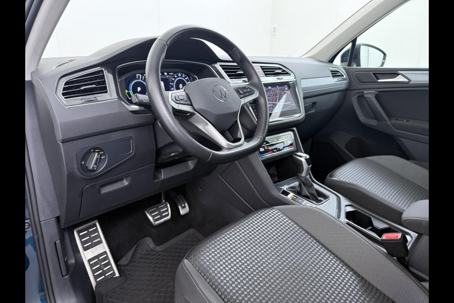 Volkswagen Tiguan 1.4 TSI eHybrid PHEV VAN: 30.900,- VOOR: 28.877,- UW WKVOORDEEL: 2.023,- | DIRECT LEVERBAAR | RECENT ONDERHOUD UITGEVOERD | 360 CAMERA ZICHT | STOEL- EN STUURWIELVERWARMING | PANORAMADAK | INCLUSIEF 12 MAANDEN BOVAG-GARANTIE