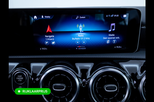Mercedes-Benz A-Klasse 200 Premium Plus | Leer | Panodak | Stoelverw. | Afn. trekhaak | Navigatie | All-season banden | Cruise | Camera | Matrix Led