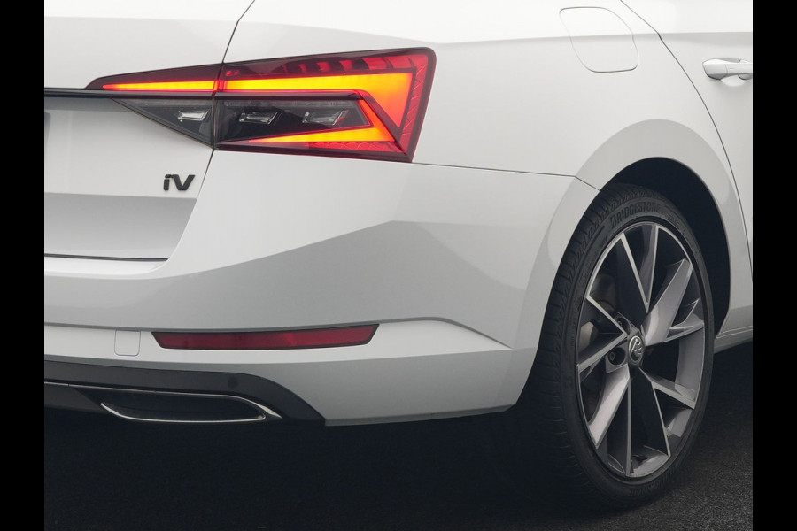 Škoda Superb Combi 1.4 TSI iV Sportline Business PHEV 218pk Dealer O.H. | Panodak | Adaptive Cruise | Camera | Canton Audio | Alcantara Sportstoelen Memory & Verwarmd | Sfeerverlichting | Keyless | Crystal LED | Apple Carplay | Stuur Verwarmd | Plug In Hybrid |