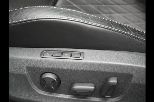 Škoda Superb Combi 1.4 TSI iV Sportline Business PHEV 218pk Dealer O.H. | Panodak | Adaptive Cruise | Camera | Canton Audio | Alcantara Sportstoelen Memory & Verwarmd | Sfeerverlichting | Keyless | Crystal LED | Apple Carplay | Stuur Verwarmd | Plug In Hybrid |
