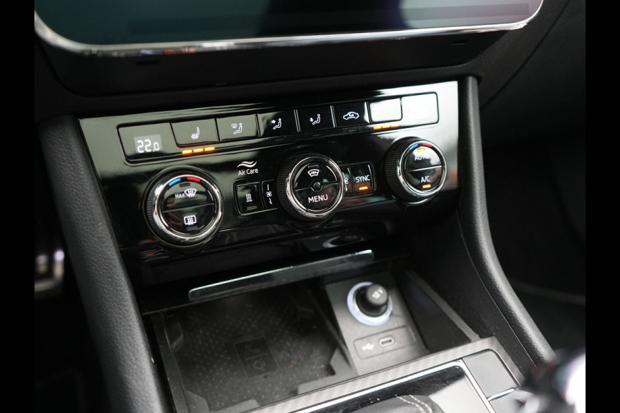 Škoda Superb Combi 1.4 TSI iV Sportline Business PHEV 218pk Dealer O.H. | Panodak | Adaptive Cruise | Camera | Canton Audio | Alcantara Sportstoelen Memory & Verwarmd | Sfeerverlichting | Keyless | Crystal LED | Apple Carplay | Stuur Verwarmd | Plug In Hybrid |