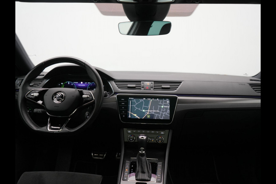 Škoda Superb Combi 1.4 TSI iV Sportline Business PHEV 218pk Dealer O.H. | Panodak | Adaptive Cruise | Camera | Canton Audio | Alcantara Sportstoelen Memory & Verwarmd | Sfeerverlichting | Keyless | Crystal LED | Apple Carplay | Stuur Verwarmd | Plug In Hybrid |