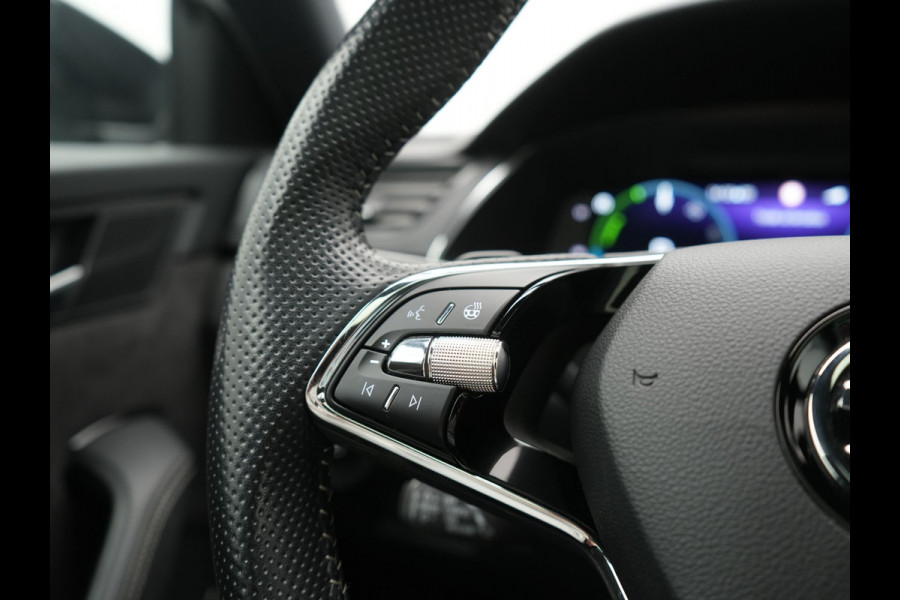 Škoda Superb Combi 1.4 TSI iV Sportline Business PHEV 218pk Dealer O.H. | Panodak | Adaptive Cruise | Camera | Canton Audio | Alcantara Sportstoelen Memory & Verwarmd | Sfeerverlichting | Keyless | Crystal LED | Apple Carplay | Stuur Verwarmd | Plug In Hybrid |