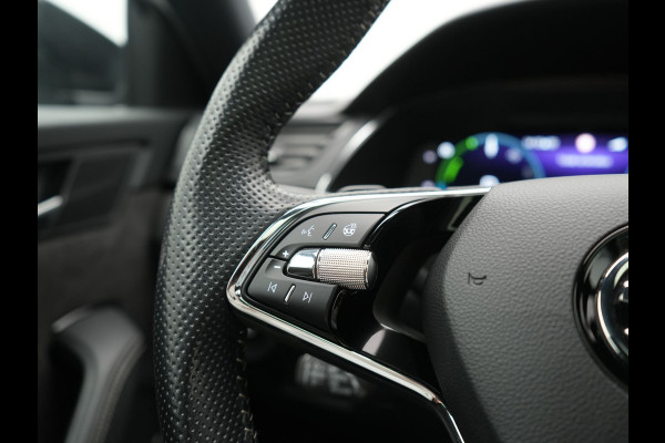 Škoda Superb Combi 1.4 TSI iV Sportline Business PHEV 218pk Dealer O.H. | Panodak | Adaptive Cruise | Camera | Canton Audio | Alcantara Sportstoelen Memory & Verwarmd | Sfeerverlichting | Keyless | Crystal LED | Apple Carplay | Stuur Verwarmd | Plug In Hybrid |
