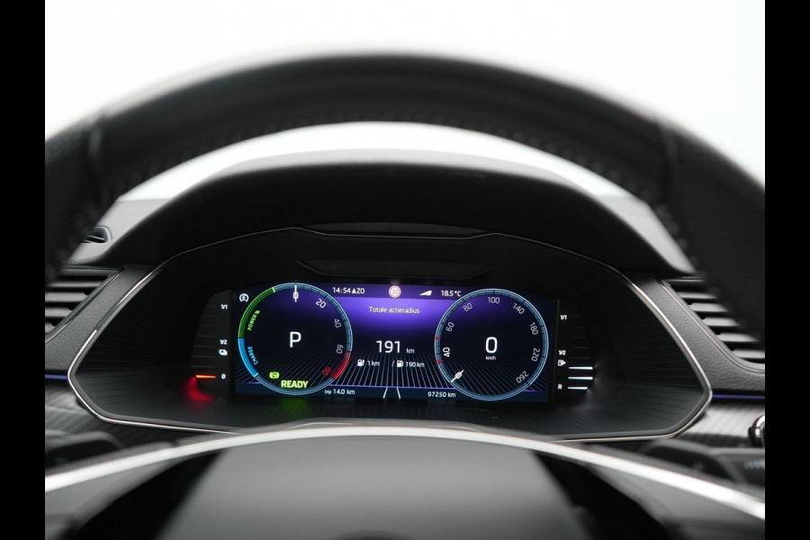 Škoda Superb Combi 1.4 TSI iV Sportline Business PHEV 218pk Dealer O.H. | Panodak | Adaptive Cruise | Camera | Canton Audio | Alcantara Sportstoelen Memory & Verwarmd | Sfeerverlichting | Keyless | Crystal LED | Apple Carplay | Stuur Verwarmd | Plug In Hybrid |