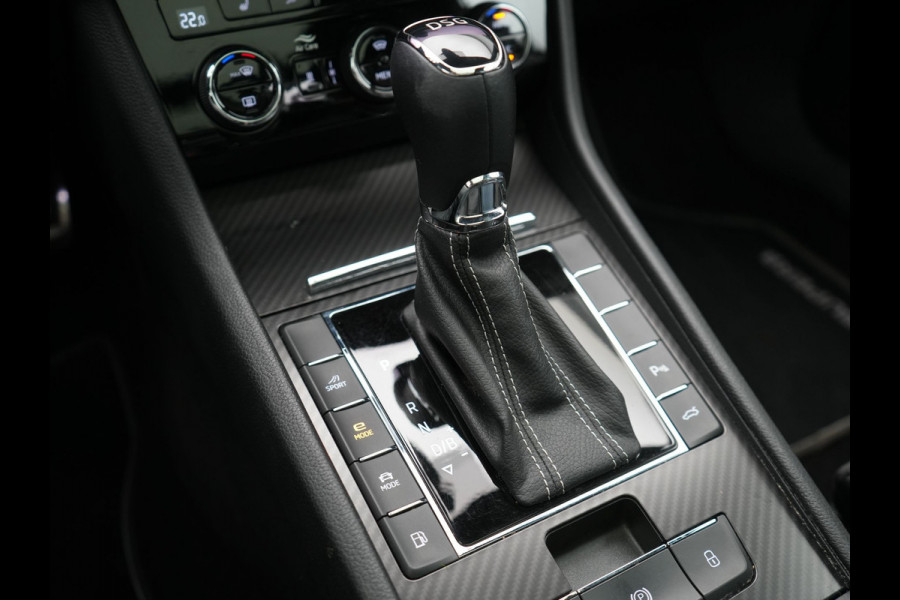 Škoda Superb Combi 1.4 TSI iV Sportline Business PHEV 218pk Dealer O.H. | Panodak | Adaptive Cruise | Camera | Canton Audio | Alcantara Sportstoelen Memory & Verwarmd | Sfeerverlichting | Keyless | Crystal LED | Apple Carplay | Stuur Verwarmd | Plug In Hybrid |