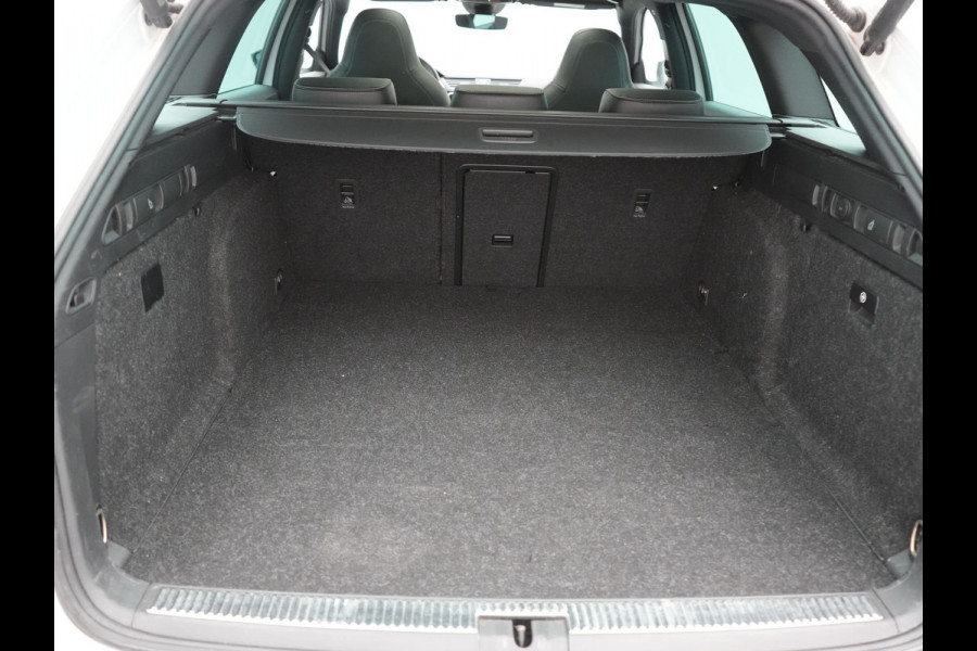 Škoda Superb Combi 1.4 TSI iV Sportline Business PHEV 218pk Dealer O.H. | Panodak | Adaptive Cruise | Camera | Canton Audio | Alcantara Sportstoelen Memory & Verwarmd | Sfeerverlichting | Keyless | Crystal LED | Apple Carplay | Stuur Verwarmd | Plug In Hybrid |