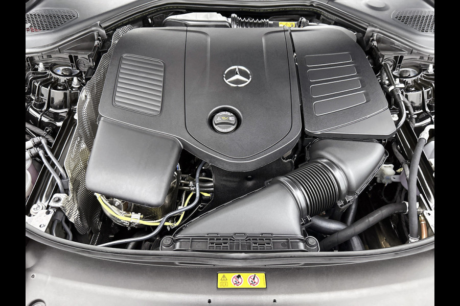 Mercedes-Benz E-Klasse 300 e Business Solution AMG | Comfortpakket Plus | Winterpakket | Nightpakket | Parkeerpakket | Trekhaak | Panoramaschuifdak | 360° camera | Warmtewerend, donkergetint glas | 19-inch vijfspaak AMG velgen |
