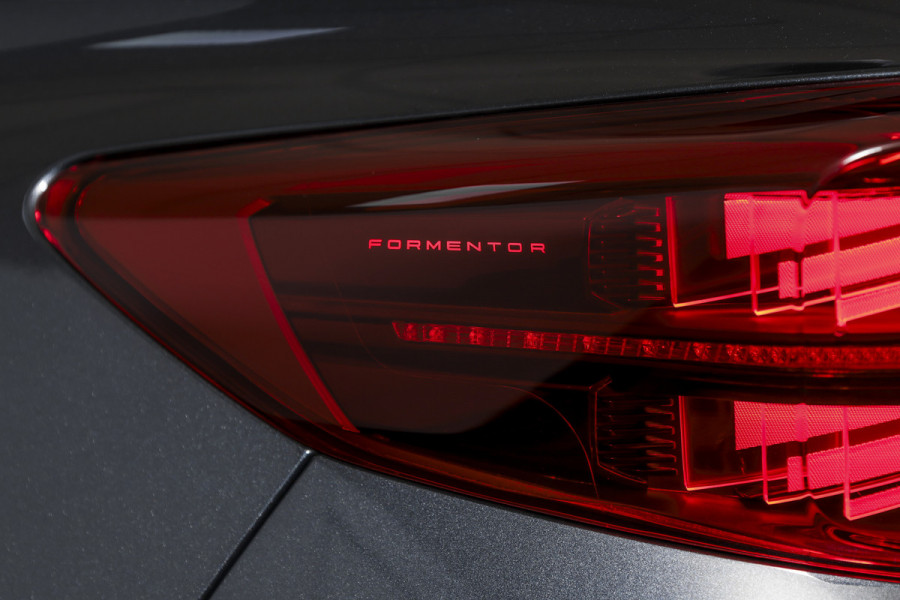 CUPRA Formentor 1.5 TSI e-Hybrid 272 PK VZ Performance | S/k-panodak | Adapt. Cruise | Memory | Stoel-+Stuurverw. | 360 Camera | Dig. Cockpit | NAV + App. Connect | ECC | Elek. Klep | LM 19" | 8166