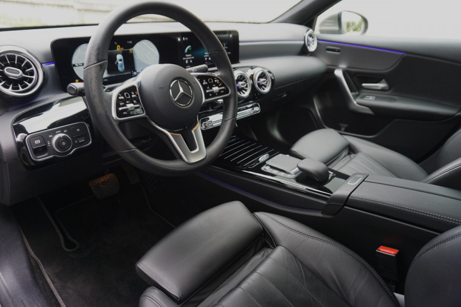 Mercedes-Benz A-Klasse 180 Luxury/Sportstoelen/leer/Sfeerverlichting/ Widescreen/Carplay.