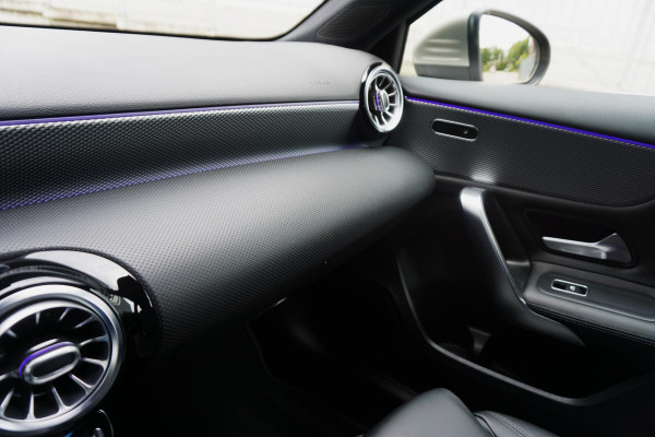 Mercedes-Benz A-Klasse 180 Luxury/Sportstoelen/leer/Sfeerverlichting/ Widescreen/Carplay.