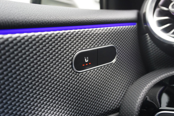 Mercedes-Benz A-Klasse 180 Luxury/Sportstoelen/leer/Sfeerverlichting/ Widescreen/Carplay.
