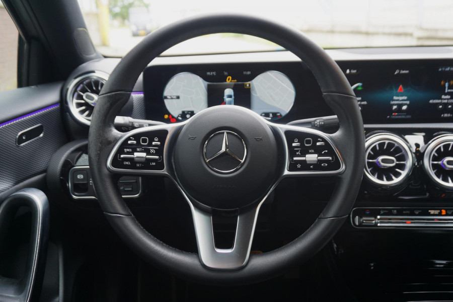 Mercedes-Benz A-Klasse 180 Luxury/Sportstoelen/leer/Sfeerverlichting/ Widescreen/Carplay.