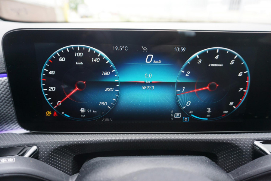 Mercedes-Benz A-Klasse 180 Luxury/Sportstoelen/leer/Sfeerverlichting/ Widescreen/Carplay.