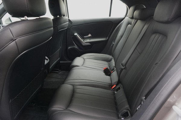 Mercedes-Benz A-Klasse 180 Luxury/Sportstoelen/leer/Sfeerverlichting/ Widescreen/Carplay.