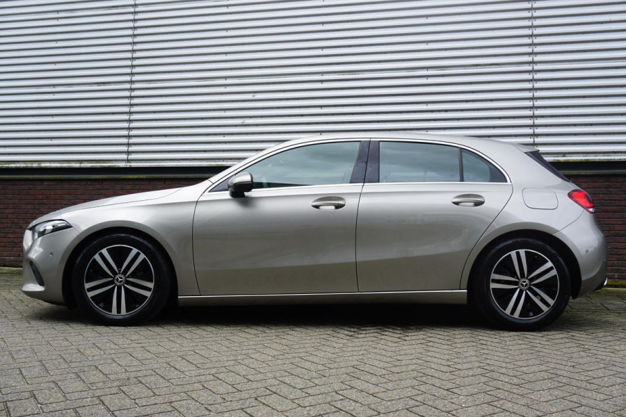 Mercedes-Benz A-Klasse 180 Luxury/Sportstoelen/leer/Sfeerverlichting/ Widescreen/Carplay.