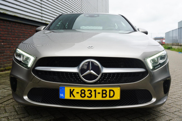 Mercedes-Benz A-Klasse 180 Luxury/Sportstoelen/leer/Sfeerverlichting/ Widescreen/Carplay.