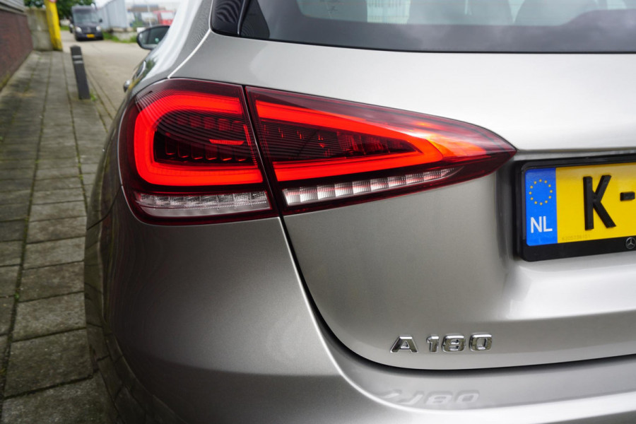Mercedes-Benz A-Klasse 180 Luxury/Sportstoelen/leer/Sfeerverlichting/ Widescreen/Carplay.