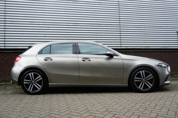 Mercedes-Benz A-Klasse 180 Luxury/Sportstoelen/leer/Sfeerverlichting/ Widescreen/Carplay.