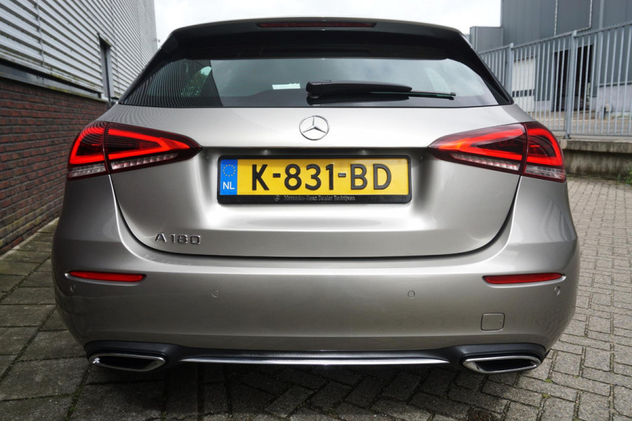 Mercedes-Benz A-Klasse 180 Luxury/Sportstoelen/leer/Sfeerverlichting/ Widescreen/Carplay.