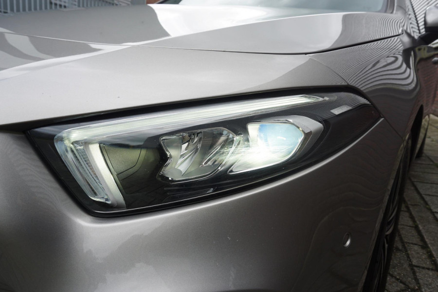 Mercedes-Benz A-Klasse 180 Luxury/Sportstoelen/leer/Sfeerverlichting/ Widescreen/Carplay.