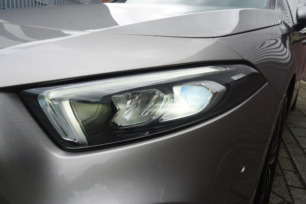 Mercedes-Benz A-Klasse 180 Luxury/Sportstoelen/leer/Sfeerverlichting/ Widescreen/Carplay.
