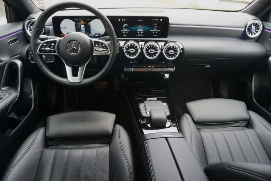 Mercedes-Benz A-Klasse 180 Luxury/Sportstoelen/leer/Sfeerverlichting/ Widescreen/Carplay.