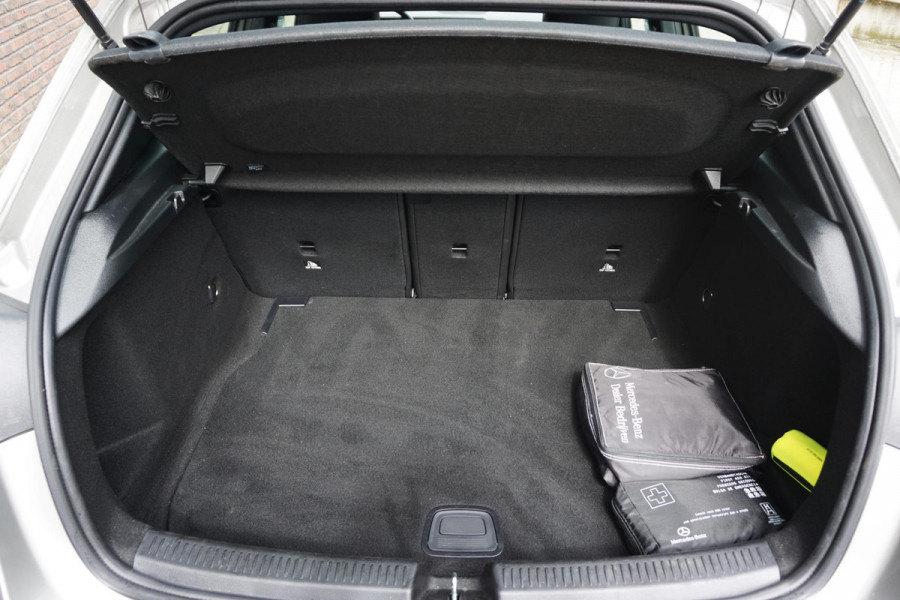 Mercedes-Benz A-Klasse 180 Luxury/Sportstoelen/leer/Sfeerverlichting/ Widescreen/Carplay.