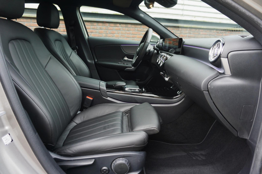 Mercedes-Benz A-Klasse 180 Luxury/Sportstoelen/leer/Sfeerverlichting/ Widescreen/Carplay.