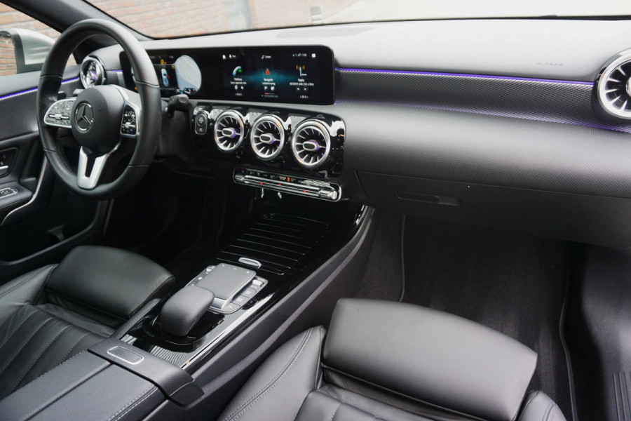 Mercedes-Benz A-Klasse 180 Luxury/Sportstoelen/leer/Sfeerverlichting/ Widescreen/Carplay.