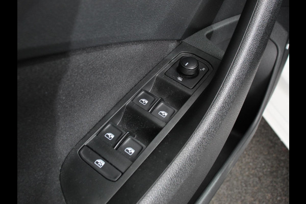 Škoda Kamiq 1.0 TSI Sport Business Climate control Cruise control Achteruitrijcamera Parkeersensoren Keyless Navigatie Apple Carplay/ Android auto Lichtmetalen velgen