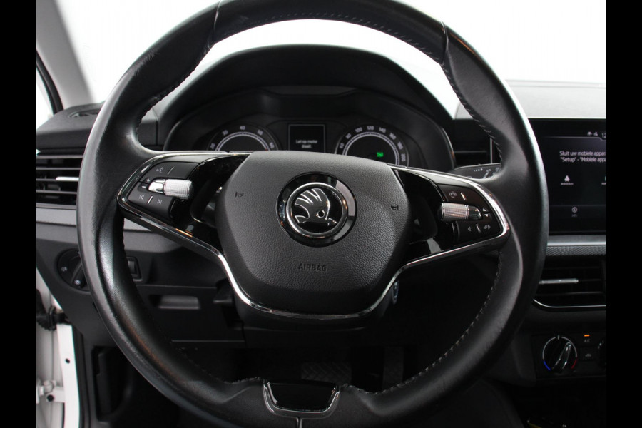 Škoda Kamiq 1.0 TSI Sport Business Climate control Cruise control Achteruitrijcamera Parkeersensoren Keyless Navigatie Apple Carplay/ Android auto Lichtmetalen velgen