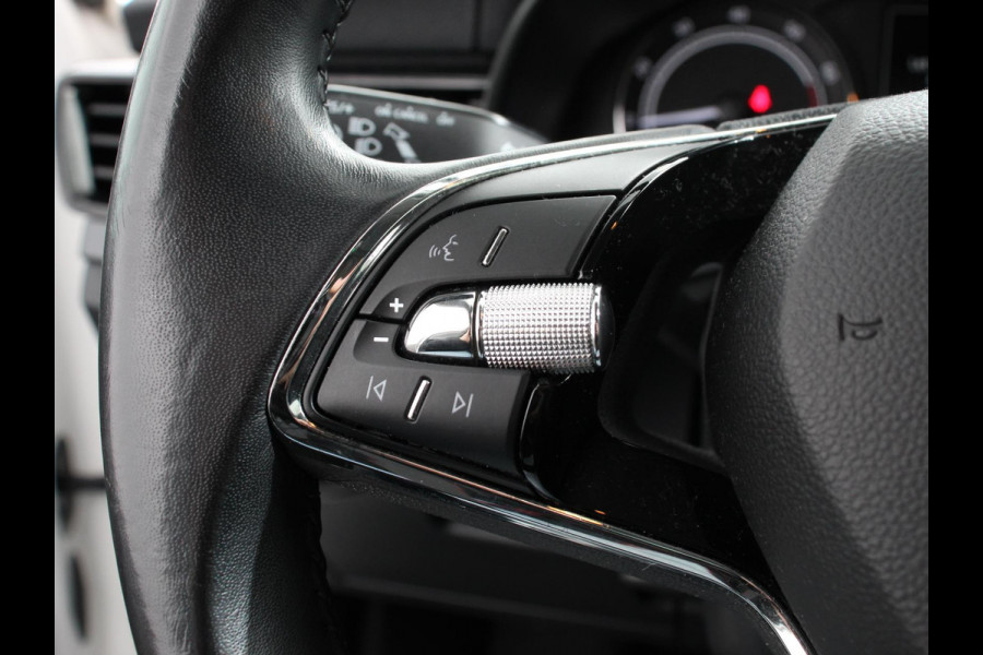 Škoda Kamiq 1.0 TSI Sport Business Climate control Cruise control Achteruitrijcamera Parkeersensoren Keyless Navigatie Apple Carplay/ Android auto Lichtmetalen velgen