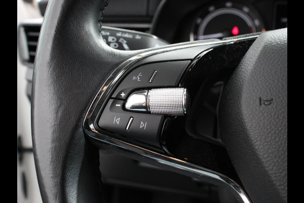 Škoda Kamiq 1.0 TSI Sport Business Climate control Cruise control Achteruitrijcamera Parkeersensoren Keyless Navigatie Apple Carplay/ Android auto Lichtmetalen velgen