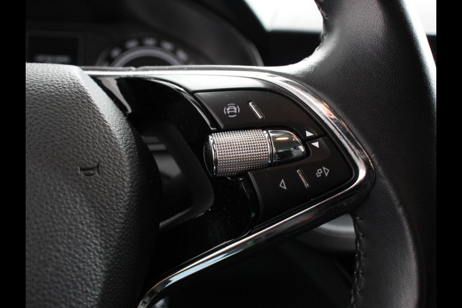Škoda Kamiq 1.0 TSI Sport Business Climate control Cruise control Achteruitrijcamera Parkeersensoren Keyless Navigatie Apple Carplay/ Android auto Lichtmetalen velgen