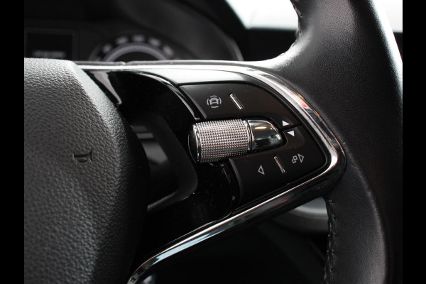Škoda Kamiq 1.0 TSI Sport Business Climate control Cruise control Achteruitrijcamera Parkeersensoren Keyless Navigatie Apple Carplay/ Android auto Lichtmetalen velgen