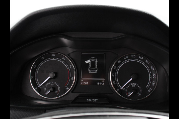 Škoda Kamiq 1.0 TSI Sport Business Climate control Cruise control Achteruitrijcamera Parkeersensoren Keyless Navigatie Apple Carplay/ Android auto Lichtmetalen velgen