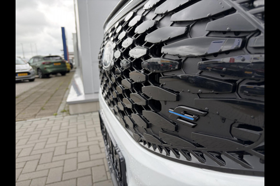 Ford E-Transit Cust. 340 L2H1 Trend 71 kWh ZUID 136pk | Bekleding zijwand en achterdeuren (volledig) | Laadvloer bescherming | 8-weg verstelbare en verwarmbare bestuurdersstoel met armsteun (i.c.m. bijrijdersbank) | Trekhaakvoorbereiding | Allweather banden | AGM accu | Laadkabel 10 | LED laadruimteverlichting (5 spots) | Vehicle Integration System