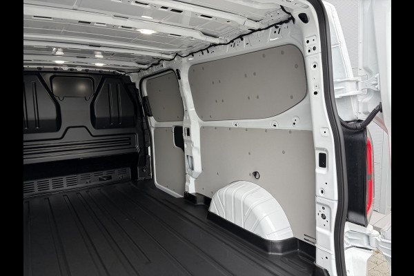 Ford E-Transit Cust. 340 L2H1 Trend 71 kWh ZUID 136pk | Bekleding zijwand en achterdeuren (volledig) | Laadvloer bescherming | 8-weg verstelbare en verwarmbare bestuurdersstoel met armsteun (i.c.m. bijrijdersbank) | Trekhaakvoorbereiding | Allweather banden | AGM accu | Laadkabel 10 | LED laadruimteverlichting (5 spots) | Vehicle Integration System