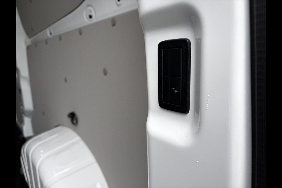 Ford E-Transit Cust. 340 L2H1 Trend 71 kWh ZUID 136pk | Bekleding zijwand en achterdeuren (volledig) | Laadvloer bescherming | 8-weg verstelbare en verwarmbare bestuurdersstoel met armsteun (i.c.m. bijrijdersbank) | Trekhaakvoorbereiding | Allweather banden | AGM accu | Laadkabel 10 | LED laadruimteverlichting (5 spots) | Vehicle Integration System