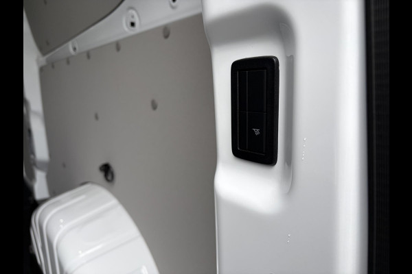 Ford E-Transit Cust. 340 L2H1 Trend 71 kWh ZUID 136pk | Bekleding zijwand en achterdeuren (volledig) | Laadvloer bescherming | 8-weg verstelbare en verwarmbare bestuurdersstoel met armsteun (i.c.m. bijrijdersbank) | Trekhaakvoorbereiding | Allweather banden | AGM accu | Laadkabel 10 | LED laadruimteverlichting (5 spots) | Vehicle Integration System