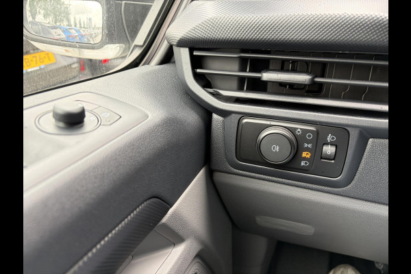 Ford E-Transit Cust. 340 L2H1 Trend 71 kWh ZUID 136pk | Bekleding zijwand en achterdeuren (volledig) | Laadvloer bescherming | 8-weg verstelbare en verwarmbare bestuurdersstoel met armsteun (i.c.m. bijrijdersbank) | Trekhaakvoorbereiding | Allweather banden | AGM accu | Laadkabel 10 | LED laadruimteverlichting (5 spots) | Vehicle Integration System