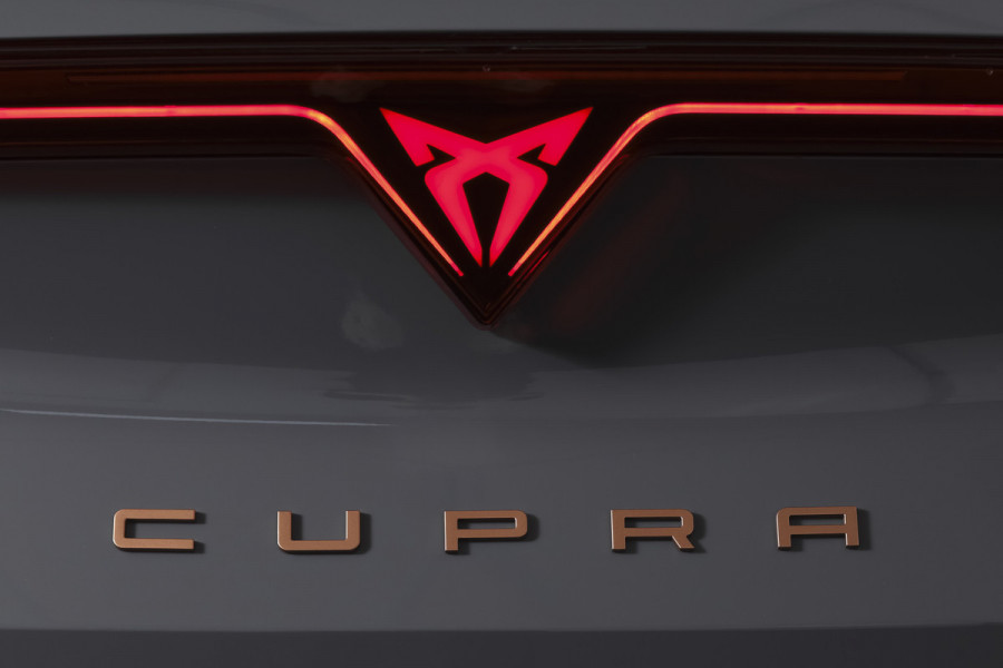 CUPRA Formentor 1.5 TSI e-Hybrid 272 PK VZ Performance | S/k-panodak | Adapt. Cruise | Memory | Stoel-+Stuurverw. | 360 Camera | Dig. Cockpit | NAV + App. Connect | ECC | Elek. Klep | LM 19" | 7365